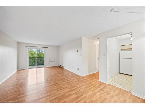 306-745 Davis Drive, Kingston, ON - Indoor Photo Showing Living Room