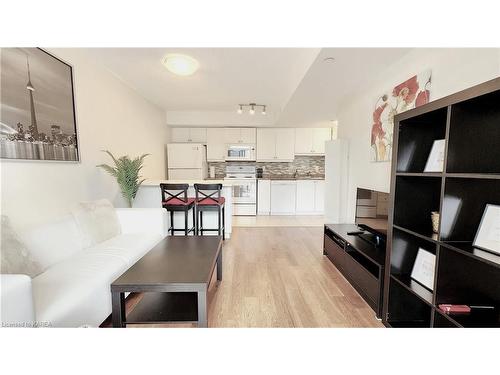 403-121 Queen St Street, Kingston, ON - Indoor Photo Showing Living Room