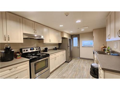 403-121 Queen St Street, Kingston, ON - Indoor Photo Showing Kitchen