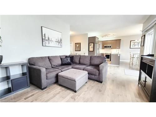 156 Mcdonough Crescent, Amherstview, ON - Indoor Photo Showing Living Room