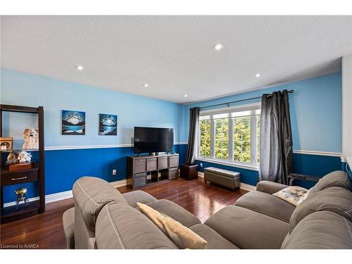 96 Briceland Street, Kingston, ON - Indoor Photo Showing Living Room