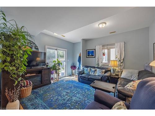 96 Briceland Street, Kingston, ON - Indoor Photo Showing Living Room