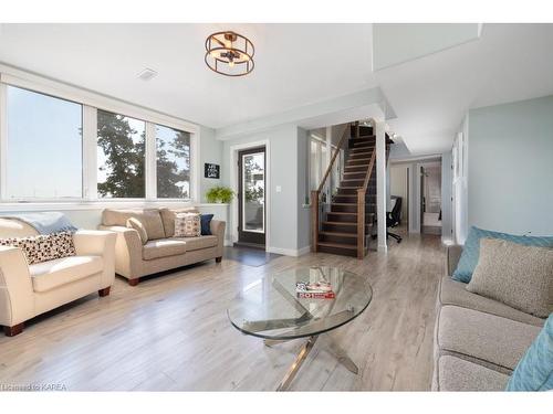 4506 Bath Road, Amherstview, ON - Indoor Photo Showing Living Room