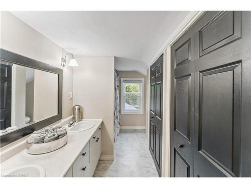 3699 38 Highway, Kingston, ON - Indoor Photo Showing Bathroom