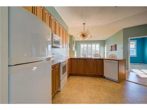 44 Country Club Drive, Bath, ON - Indoor Photo Showing Kitchen