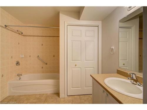 44 Country Club Drive, Bath, ON - Indoor Photo Showing Bathroom