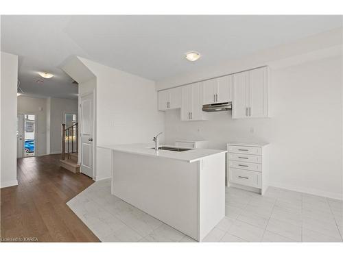 117 Gildersleeve Boulevard, Bath, ON - Indoor Photo Showing Kitchen