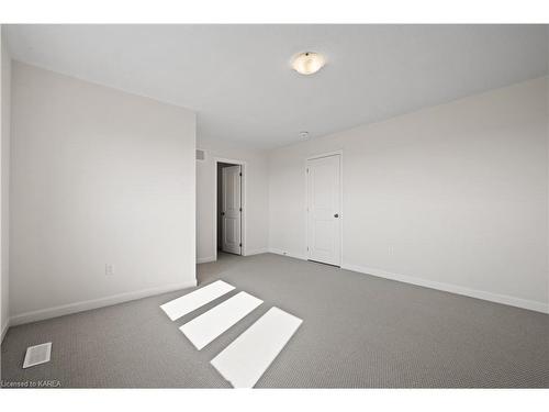 117 Gildersleeve Boulevard, Bath, ON - Indoor Photo Showing Other Room