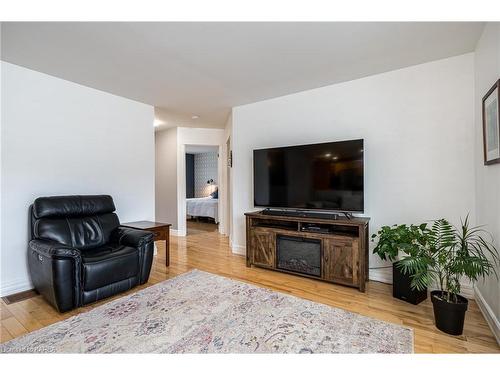 437 Abrams Road, Greater Napanee, ON - Indoor Photo Showing Living Room