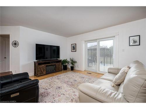 437 Abrams Road, Greater Napanee, ON - Indoor Photo Showing Living Room