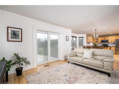 437 Abrams Road, Greater Napanee, ON - Indoor Photo Showing Living Room