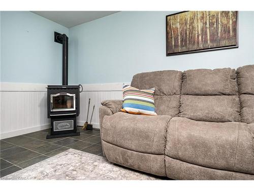 437 Abrams Road, Greater Napanee, ON - Indoor Photo Showing Living Room