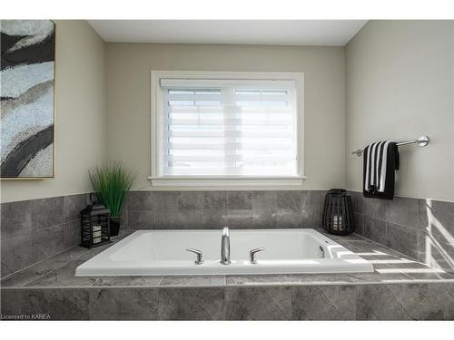 657 Gwen Avenue, Kingston, ON - Indoor Photo Showing Bathroom