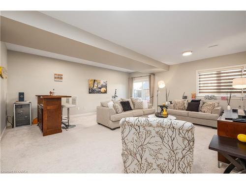 657 Gwen Avenue, Kingston, ON - Indoor Photo Showing Living Room