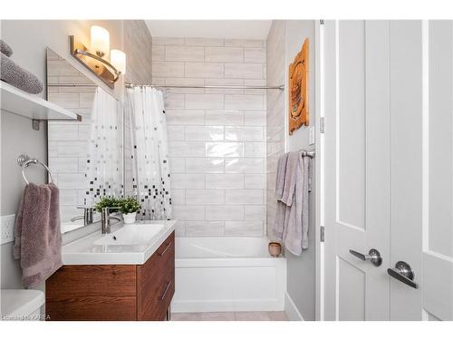 501-130 Water Street, Gananoque, ON - Indoor Photo Showing Bathroom