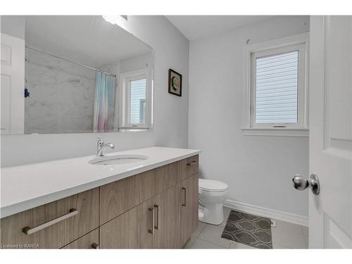 1239 Waterside Way, Kingston, ON - Indoor Photo Showing Bathroom