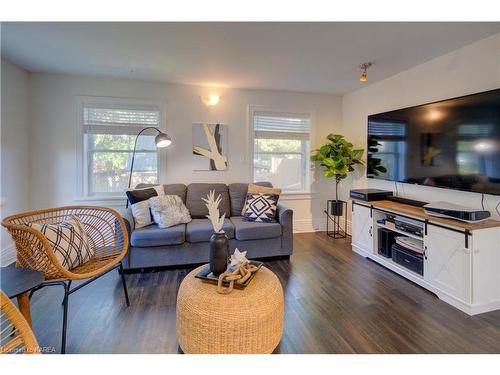 364 Brock Street, Gananoque, ON - Indoor Photo Showing Living Room