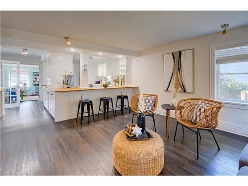 364 Brock Street, Gananoque, ON - Indoor Photo Showing Living Room