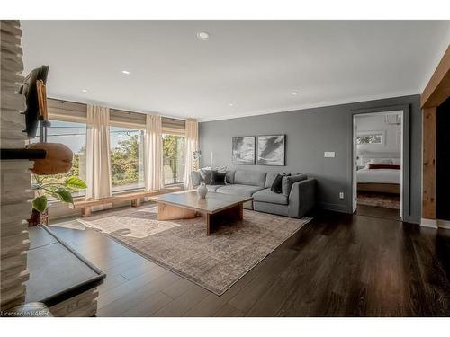 792 Sterling Avenue, Kingston, ON - Indoor Photo Showing Living Room