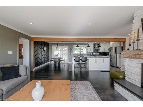 792 Sterling Avenue, Kingston, ON - Indoor Photo Showing Living Room