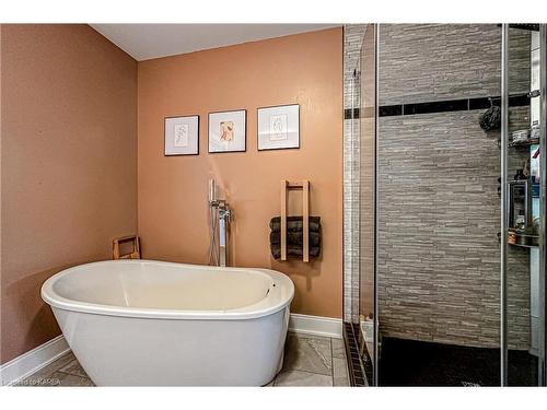 792 Sterling Avenue, Kingston, ON - Indoor Photo Showing Bathroom