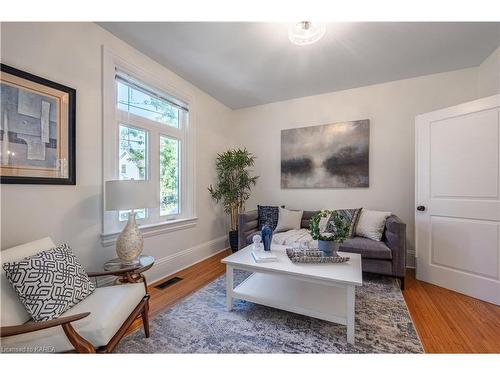 95 Livingston Avenue, Kingston, ON - Indoor Photo Showing Living Room