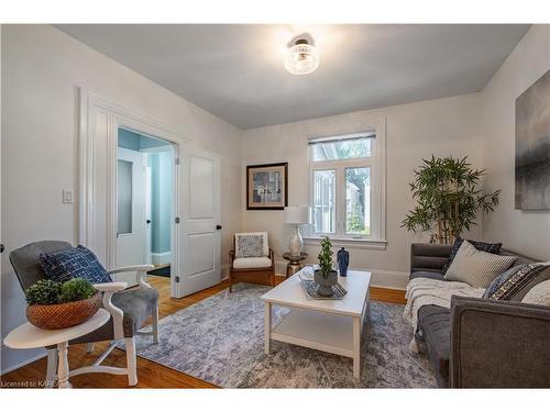 95 Livingston Avenue, Kingston, ON - Indoor Photo Showing Living Room