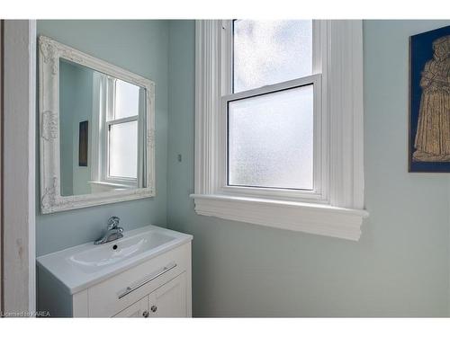 95 Livingston Avenue, Kingston, ON - Indoor Photo Showing Bathroom