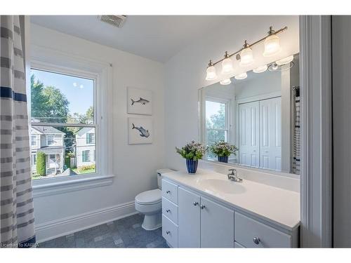 95 Livingston Avenue, Kingston, ON - Indoor Photo Showing Bathroom