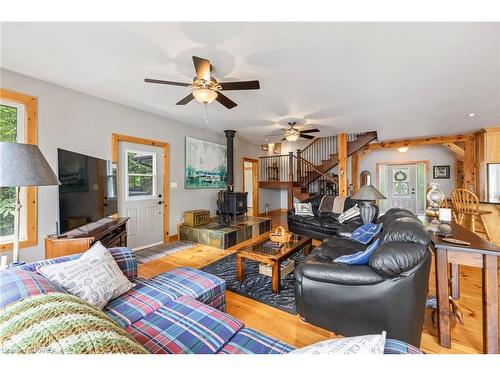 441B Maccomish Lane, Perth Road Village, ON - Indoor Photo Showing Living Room