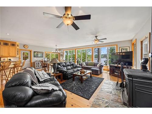 441B Maccomish Lane, Perth Road Village, ON - Indoor Photo Showing Living Room