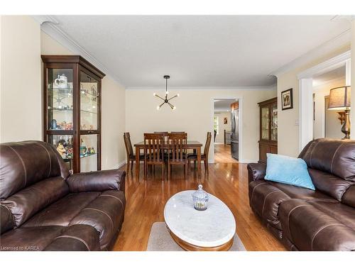 1091 Cliffside Drive, Kingston, ON - Indoor Photo Showing Living Room