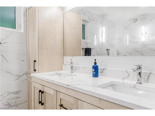 1091 Cliffside Drive, Kingston, ON - Indoor Photo Showing Bathroom