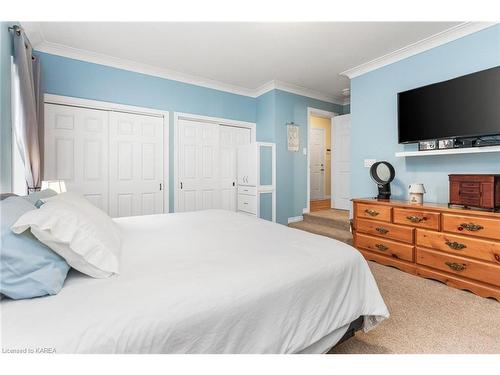 1091 Cliffside Drive, Kingston, ON - Indoor Photo Showing Bedroom