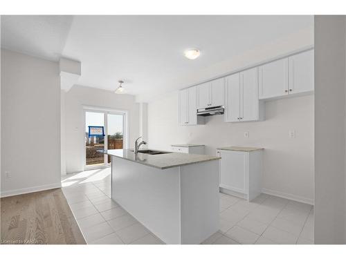 107 Gildersleeve Boulevard, Bath, ON - Indoor Photo Showing Kitchen