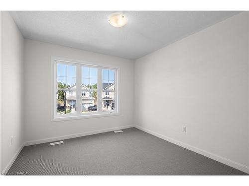 107 Gildersleeve Boulevard, Bath, ON - Indoor Photo Showing Other Room