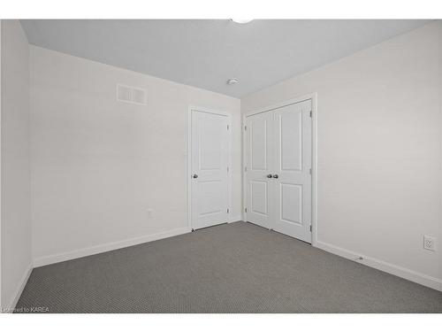 107 Gildersleeve Boulevard, Bath, ON - Indoor Photo Showing Other Room