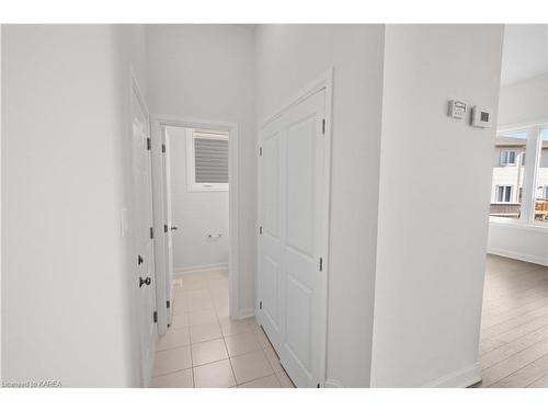 107 Gildersleeve Boulevard, Bath, ON - Indoor Photo Showing Other Room