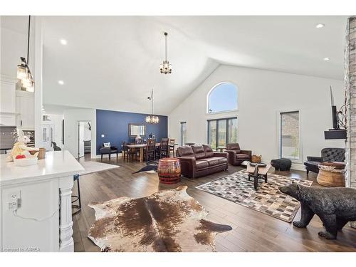 876 Roshan Drive, Kingston, ON - Indoor Photo Showing Living Room