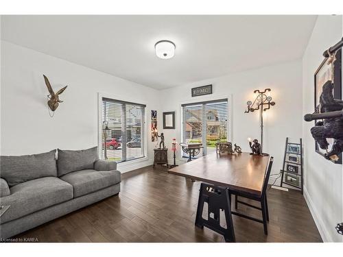 876 Roshan Drive, Kingston, ON - Indoor Photo Showing Living Room