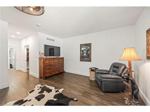 876 Roshan Drive, Kingston, ON - Indoor Photo Showing Living Room