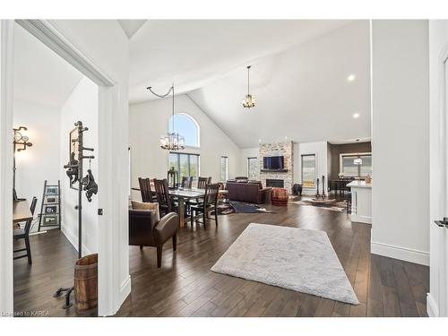 876 Roshan Drive, Kingston, ON - Indoor Photo Showing Living Room