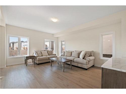 117 Windermere Boulevard, Bath, ON - Indoor Photo Showing Living Room