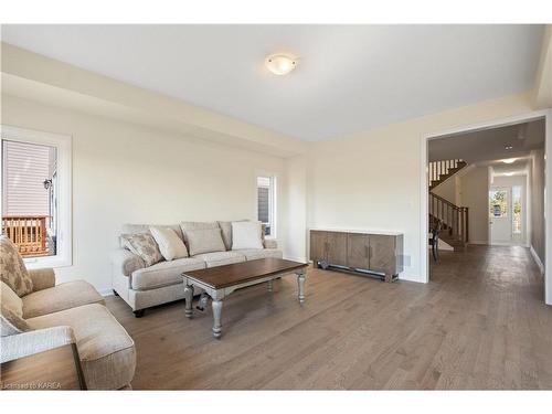 117 Windermere Boulevard, Bath, ON - Indoor Photo Showing Living Room