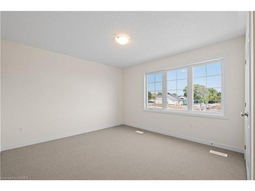 117 Windermere Boulevard, Bath, ON - Indoor Photo Showing Other Room