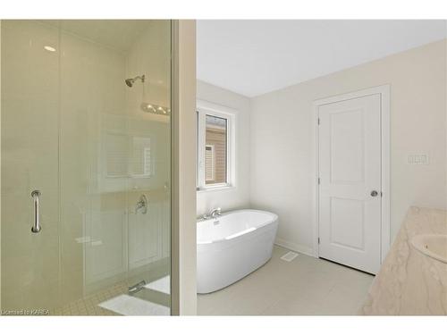 117 Windermere Boulevard, Bath, ON - Indoor Photo Showing Bathroom