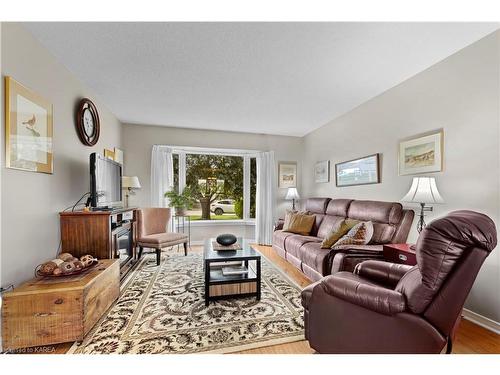 671 Macdonald Drive, Gananoque, ON - Indoor Photo Showing Living Room