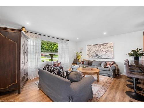 784 Downing Street, Kingston, ON - Indoor Photo Showing Living Room