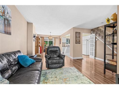 491 Grandtrunk Ave, Kingston, ON - Indoor Photo Showing Living Room