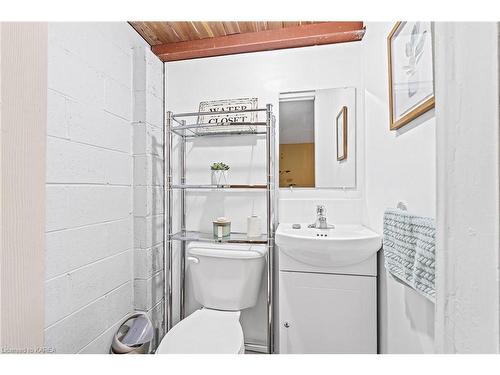 491 Grandtrunk Ave, Kingston, ON - Indoor Photo Showing Bathroom